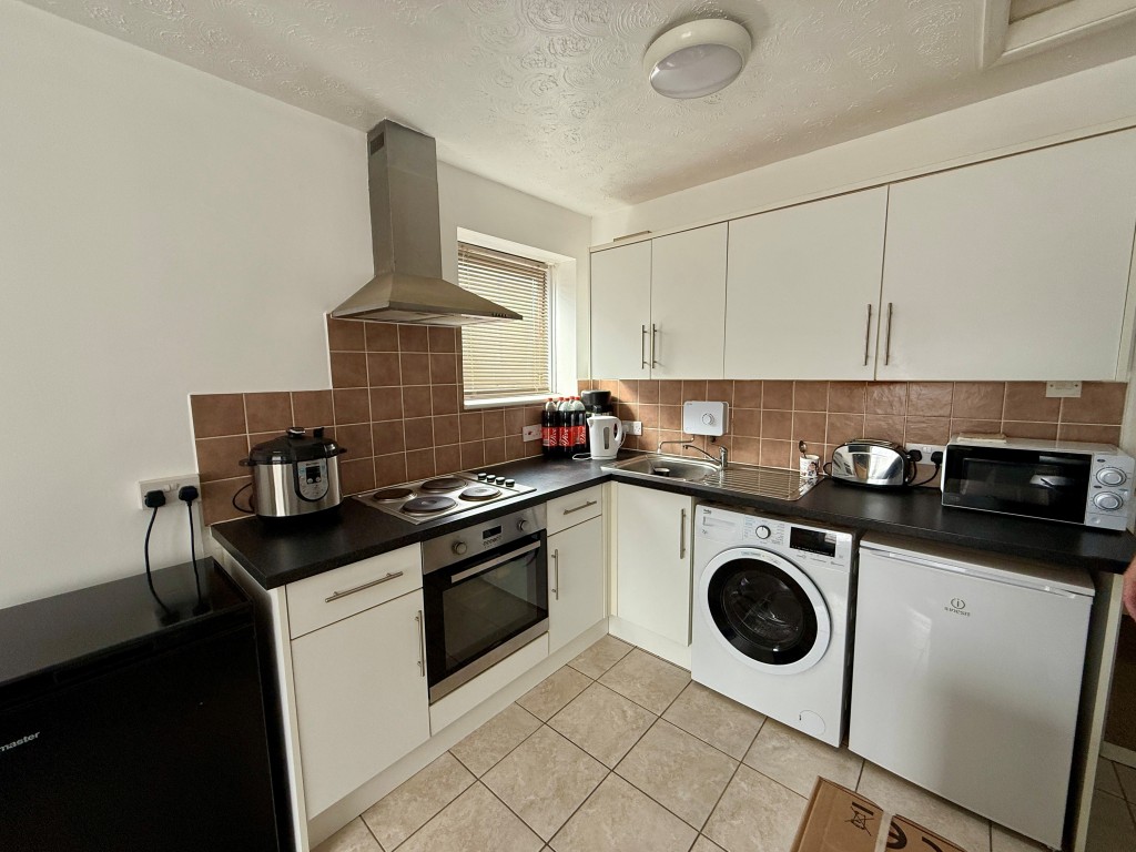 Lot: 148 - FREEHOLD BLOCK OF SIX FLATS FOR INVESTMENT - Kitchen